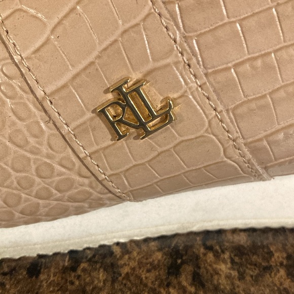 Women's shoes. - Picture 3 of 12